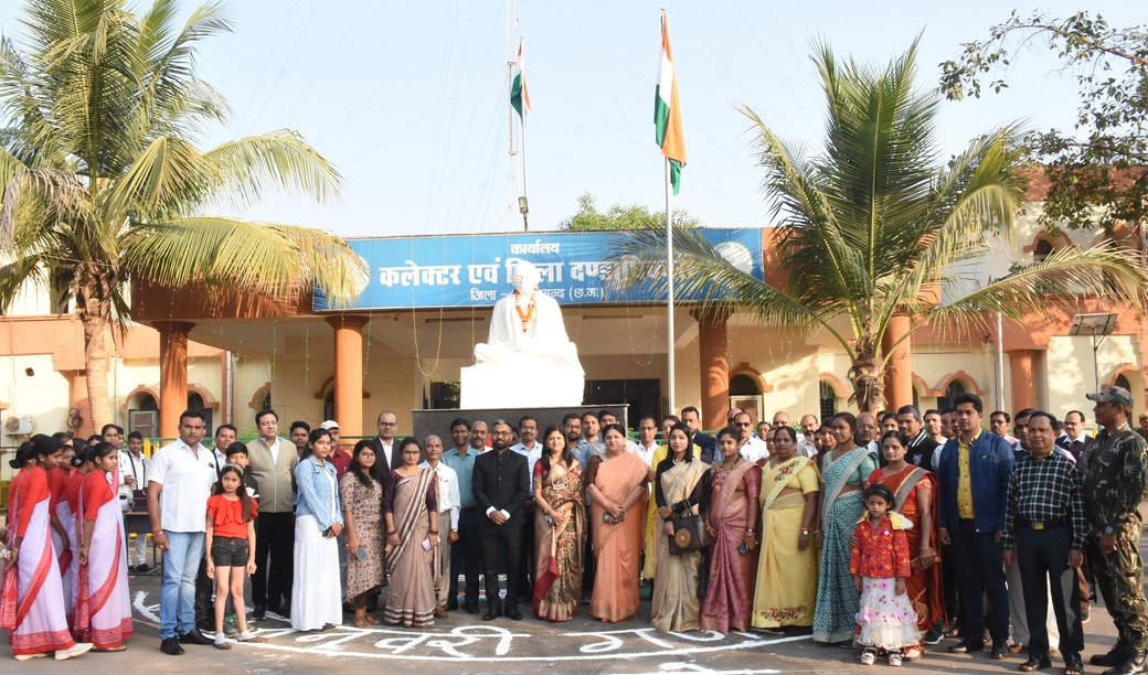 महासमुंद : कलेक्टर क्षीरसागर ने कलेक्टोरेट में झंडा फ़हराया - CG Sandesh