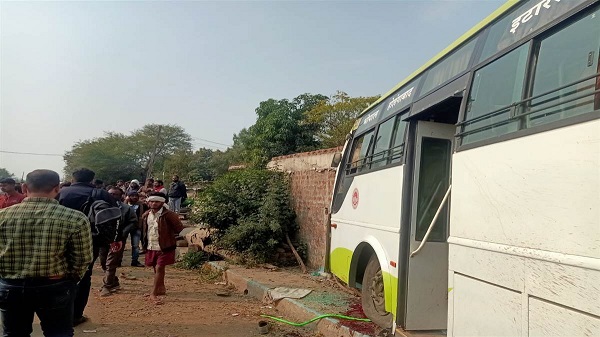 बाराती बस बाइक सवारों को रौंदते हुए मकान में घुसी, 2 की मौत,... - CG Sandesh