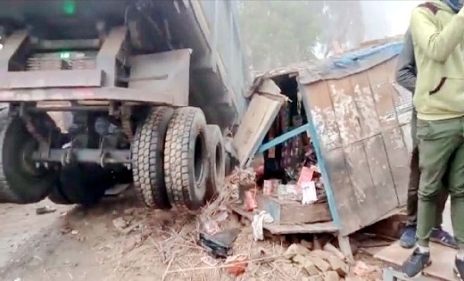 डंपर की चपेट में आकर सड़क किनारे चाय पी रहे लोगों की मौत - CG Sandesh