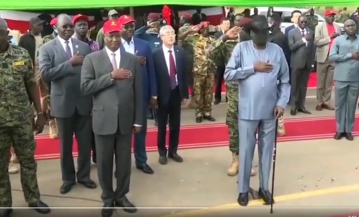देखें Video! : राष्ट्रगान के वक्त South Sudan के राष्ट्रपति सल्वा कीर ने किया पैंट में 'पेशाब', 6 पत्रकार हिरासत में -Watch Video! South Sudan President Salva Kiir pees in pants during national anthem, 6 journalists detained