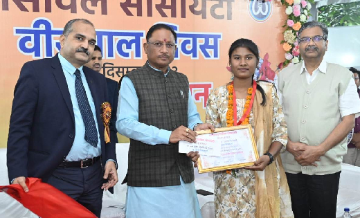 अपनी जान पर खेलकर दूसरों की जान बचाने वाले वीर बच्चों को मुख... - CG Sandesh