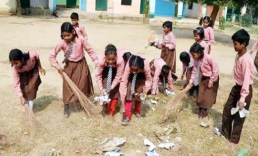 शिक्षकों ने कापी किताब की जगह बच्चों के हाथों में थमाया झाड़... - CG Sandesh