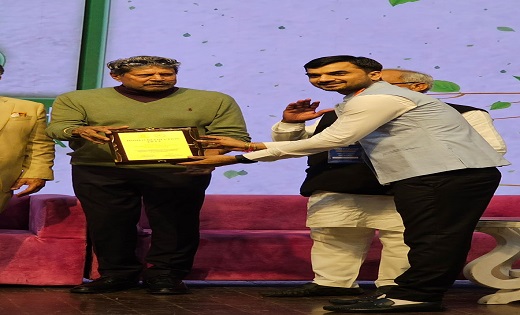 लीजेंड ऑफ़ यूथ आइकॉन अवार्ड से पूर्व भारतीय कप्तान कपिल देव न... - CG Sandesh