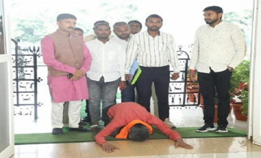 मंत्री रविंद्र चौबे को हराने के बाद विधायक बने ईश्वर साहू पह... - CG Sandesh