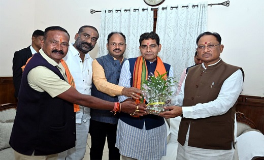 मुख्यमंत्री विष्णु देव साय से मंत्री टंकराम वर्मा ने की सौजन... - CG Sandesh