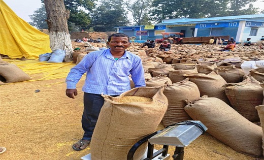 बोनस राशि मिलने से जनक राम के चेहरे पे आई मुस्कान, परिवार मे... - CG Sandesh