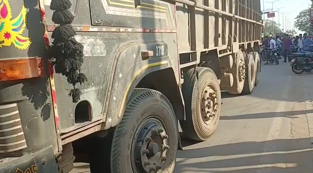 सड़क पार कर रही भृत्य महिला को तेज रफ़्तार ट्रक ने रौंदा, मौके... - CG Sandesh