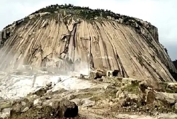 ब्लास्टिंग से छात्रा की मौत के बाद प्रशासन का एक्शन, नोटिस क... - CG Sandesh