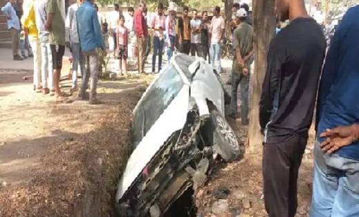 CG ACCIDENT : बस कंडक्टर को टक्कर मारते हुए नाली में घुसी का... - CG Sandesh