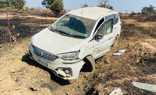 पिथौरा : कार की ठोकर के बाद रोड़ किनारे पलटी दूसरी कार