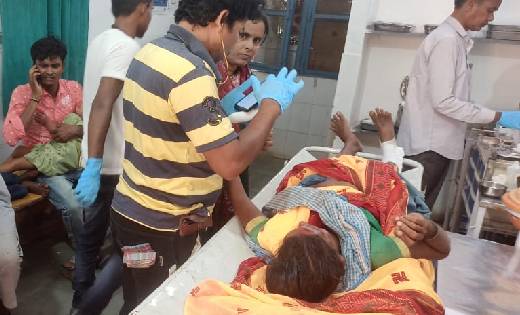 पिथौरा : पिकअप पलटने से कई लोग घायल, चालक के खिलाफ मामला दर्ज