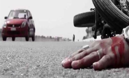 पिथौरा : कार ने बाइक को मारी ठोकर, बाप – बेटी घायल