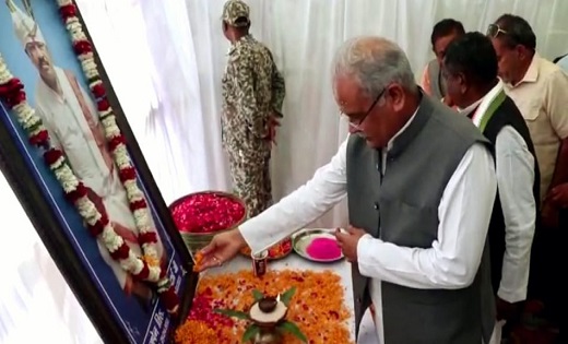 CM बघेल ने पूर्व सांसद स्वर्गीय सोहन पोटाई के छायाचित्र पर प... - CG Sandesh