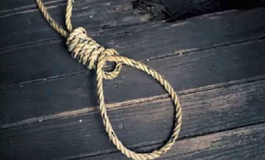 पिथौरा : महिला ने खेत में साड़ी से लगायी फांसी
