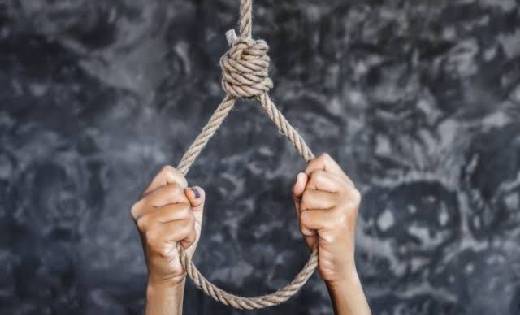 सांकरा : खेत में स्थित पेड़ पर लगायी फांसी - CG Sandesh