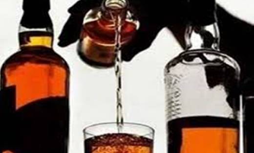 बलौदा : स्कूल ग्राउण्ड में छिपकर ग्राहकों को शराब पिलाने की सुविधा उपलब्ध कराने वाला गिरफ्तार