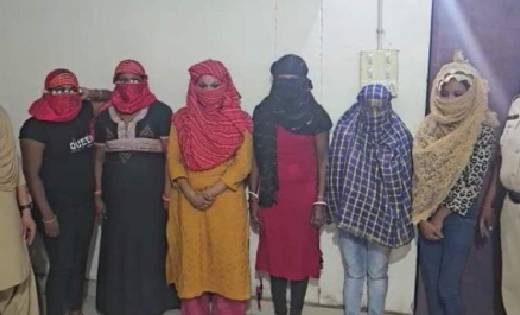 CG : गाँव में चल रहे सेक्स रैकेट का भंडाफोड़, 9 गिरफ्तार - CG Sandesh