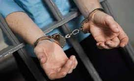सरायपाली : लोहे का धारदार कट्टा लेकर लहराते युवक को पुलिस ने घेराबंदी कर पकड़ा