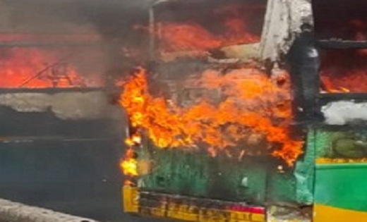 मची अफरा-तफरी : बस स्टैंड में खड़ी बसों में लगी भीषण आग - CG Sandesh