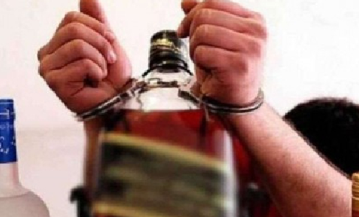 तेन्दूकोना : घर से सामने शराब पिलाने वाले को पुलिस ने घेराबं... - CG Sandesh