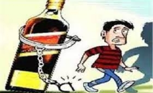 सांकरा : रोड़ किनारे बिक्री के लिए रखे अवैध शराब के साथ आरोपी... - CG Sandesh