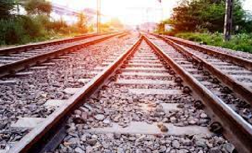  ट्रेन के सामने 6 साल के बेटे के साथ कूदी मां, बच्चे की मौत,... - CG Sandesh