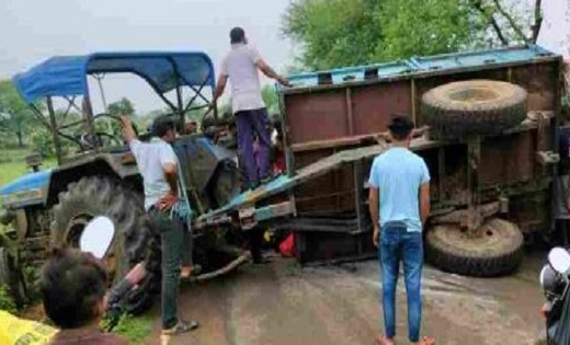 CG : गर्भवती की मौत...मजदूरों से भरी ट्रैक्टर पलटी..35 से ज्... - CG Sandesh