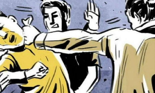तेंदूकोना : छत में बिजली का तार अभी तक क्यो फैलाये हो कहकर च... - CG Sandesh