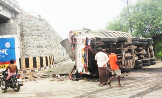 बसना : रेलिंग तोड़कर ओव्हरब्रीज से नीचे गिरी ट्रक, BSCPL को 1... - CG Sandesh