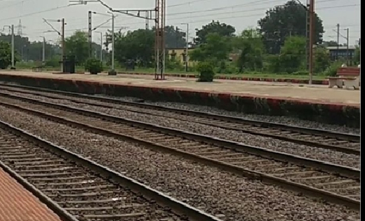 बागबाहरा : पति की प्रताड़ना से तंग महिला ने ट्रेन के सामने की... - CG Sandesh