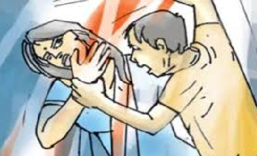सरायपाली : पीएम आवास योजना के तहत बने मकान के दरवाजा को तोड़ने की बात पर मारपीट