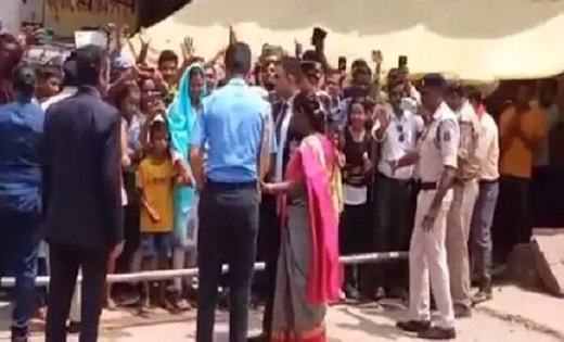 राष्ट्रपति द्रौपदी मुर्मू ने काफिला रुकवाकर बच्चों को बांटी ... - CG Sandesh