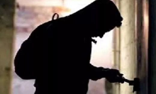 बागबाहरा : किराना दुकान के शटर का ताला तोड़कर 3 लाख 50 हजार र... - CG Sandesh