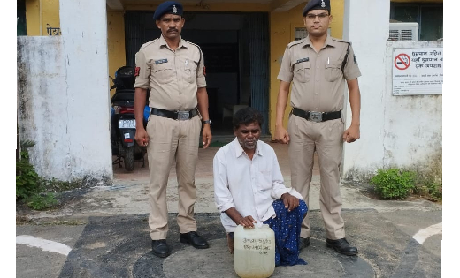 सांकरा : घर के बाड़ी में रखे अवैध महुआ शराब के साथ आरोपी पुलि... - CG Sandesh