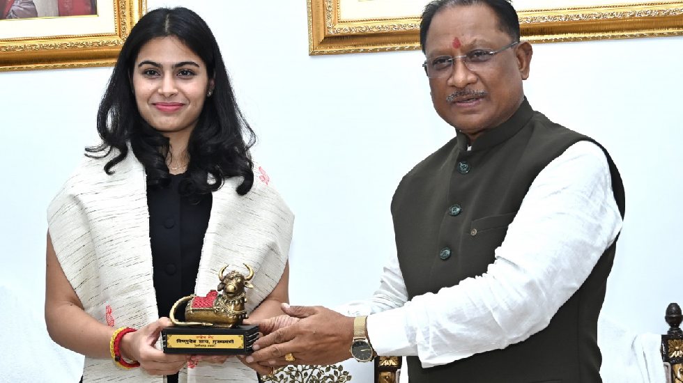 मुख्यमंत्री से ओलम्पिक मेडलिस्ट मनु भाकर ने की मुलाकात - CG Sandesh