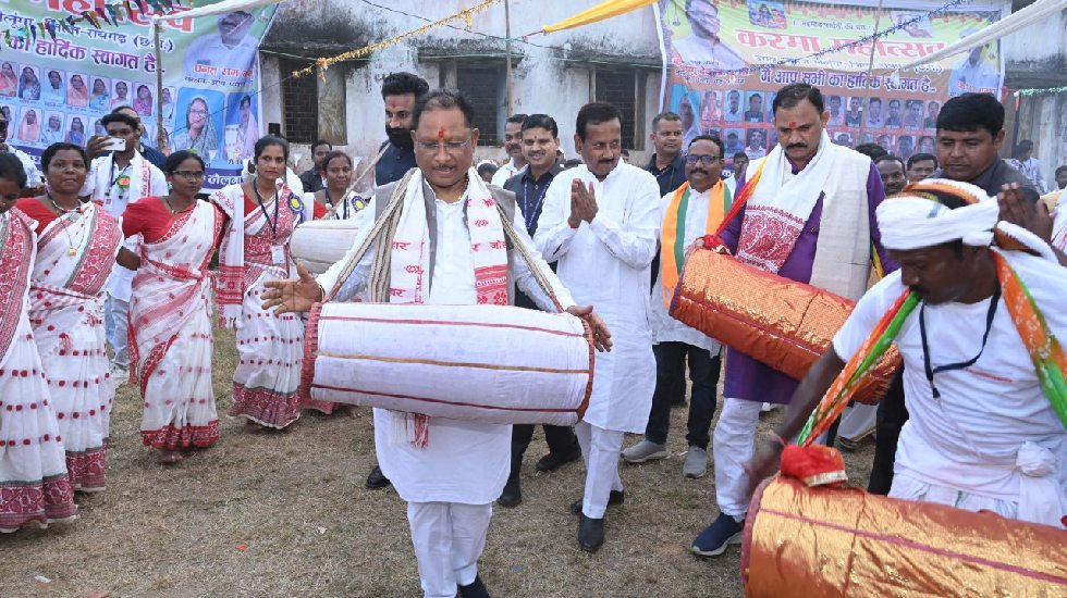 मांदर की थाप पर झूमे मुख्यमंत्री विष्णु देव साय - CG Sandesh