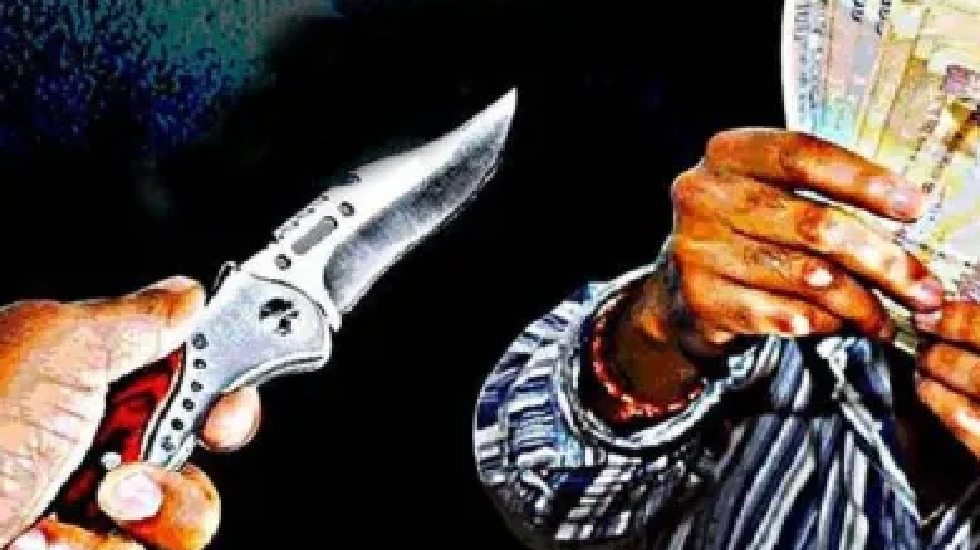 सरायपाली : ओवर टेक कर बाइक को सामने खड़ी कर चाक़ू मारकर लूट लिए पैसे
