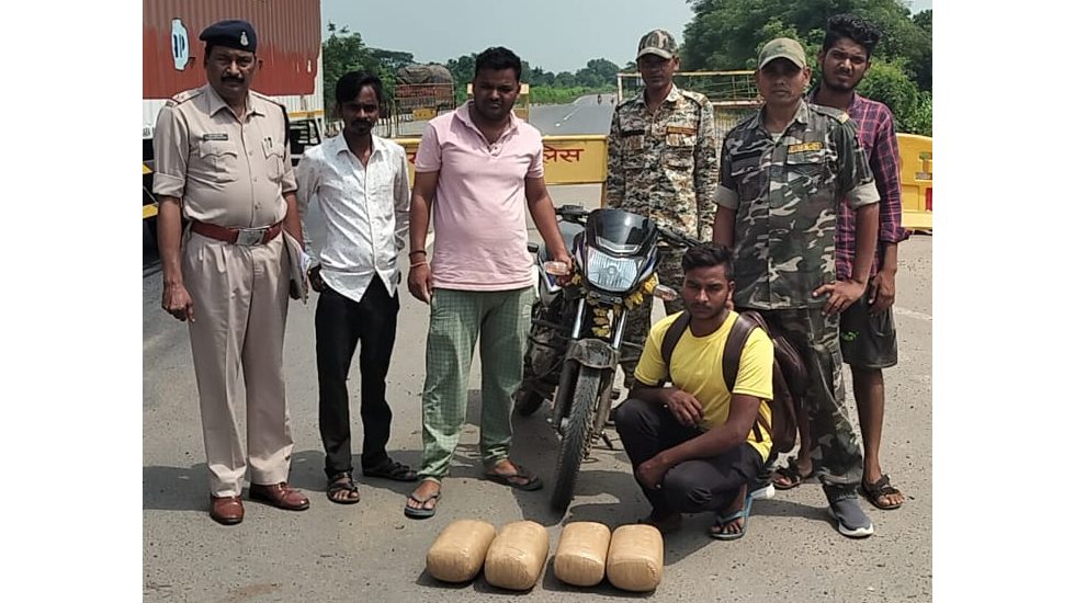 सिंघोड़ा : 1 लाख 26 हजार रूपये के गांजे के साथ तस्कर गिरफ्तार