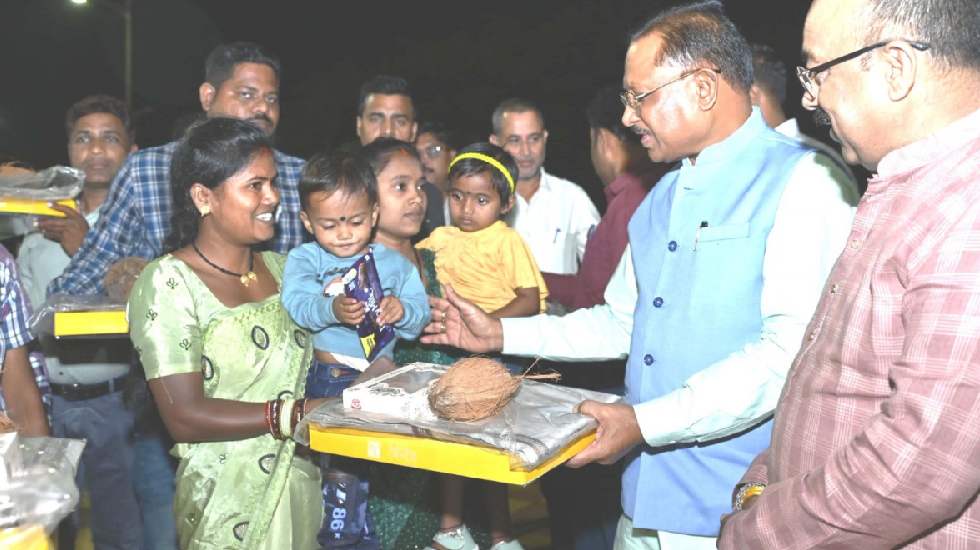 मुख्यमंत्री ने नवा रायपुर में सफाई कर्मियों के साथ बांटी दीव... - CG Sandesh