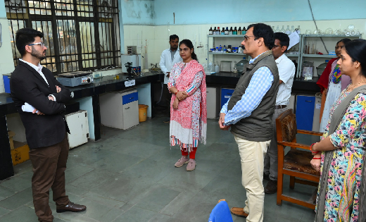 खाद्य एवं औषधि प्रशासन नियंत्रक दीपक सोनी ने लेबोरेटरी का कि... - CG Sandesh