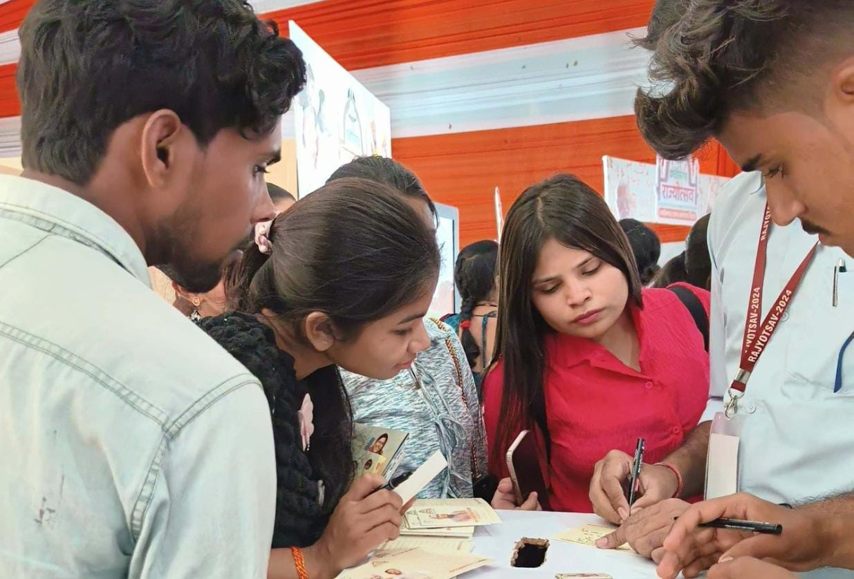 जनसंपर्क विभाग की प्रदर्शनी में क्विज ट्रिविया, स्क्रीन पर 9... - CG Sandesh