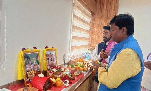 वन मंत्री केदार कश्यप ने मंत्रालय में पूजा अर्चना कर किया पद... - CG Sandesh