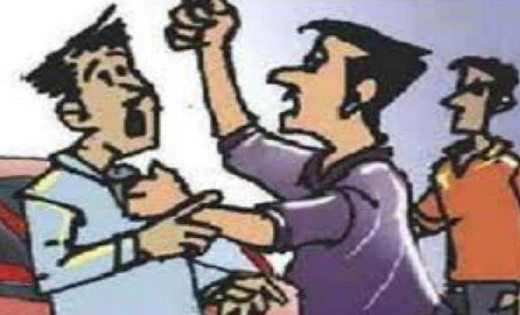 सरायपाली : जमीन बिक्री के सम्बन्ध में पिता से बात कर रहे बेटे से मारपीट