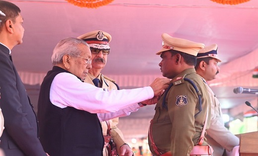 राज्यपाल ने उत्कृष्ट सेवा करने वाले पुलिस विभाग के अधिकारी-क... - CG Sandesh