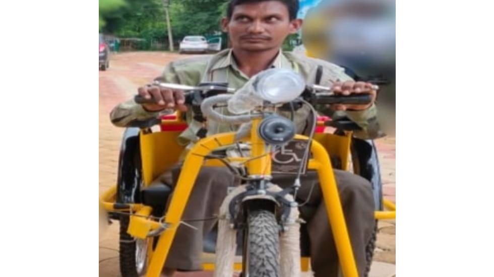 पिथौरा : सफलता की कहानी : मोटराईज्ड ट्रायसायकल मिलने से आत्म... - CG Sandesh