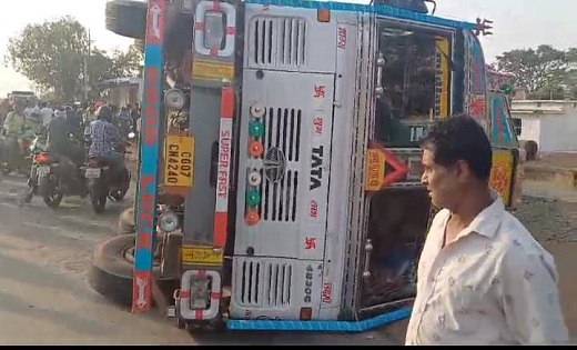 दर्दनाक हादसा : कैप्सूल वाहन अनियंत्रित होकर पलटा, सड़क के क... - CG Sandesh