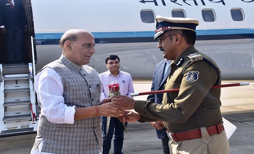 जगदलपुर पहुंचे रक्षामंत्री राजनाथ सिंह, एयरपोर्ट में वरिष्ठ ... - CG Sandesh