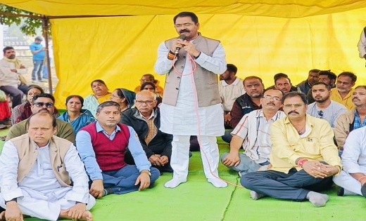  धरने पर बैठे भाटापारा से विधायक इंद्र साव...उठा रहे ये मांग - CG Sandesh