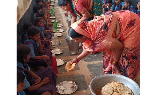सरायपाली : शा. उच्च प्राथमिक शाला रिमजी में न्योता भोज का आयोजन
