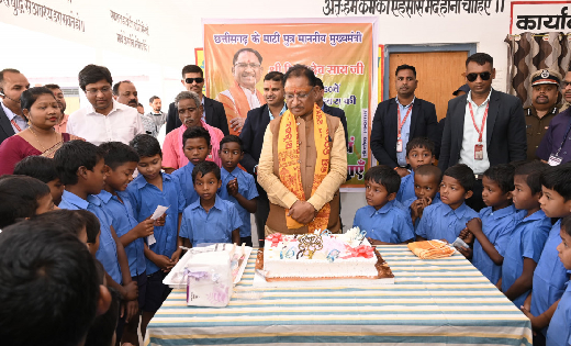 बच्चों के साथ केक काटकर जन्मदिन मनाया मुख्यमंत्री ने - CG Sandesh
